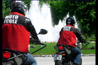 Deux élèves en cours de circulation devant la fontaine