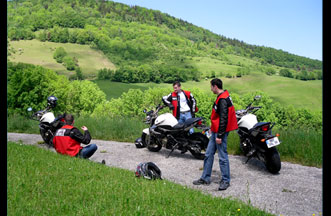 Élèves et moniteur en pause sur les routes de montagne