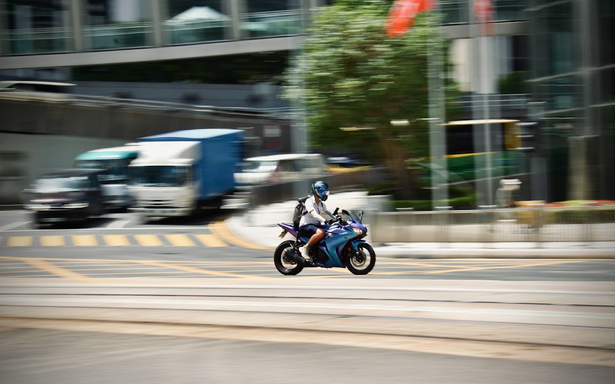 Motard circulant dans la circulation urbaine