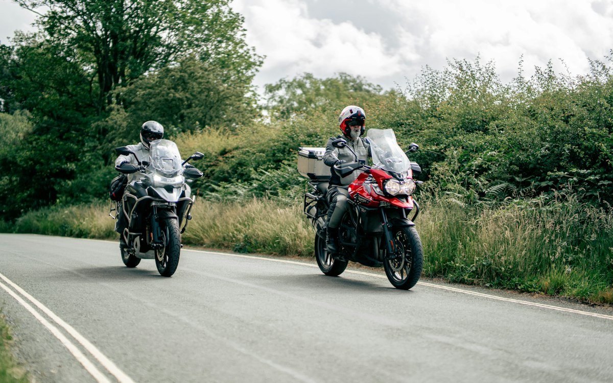 Deux motards roulant ensemble sur une route de campagne