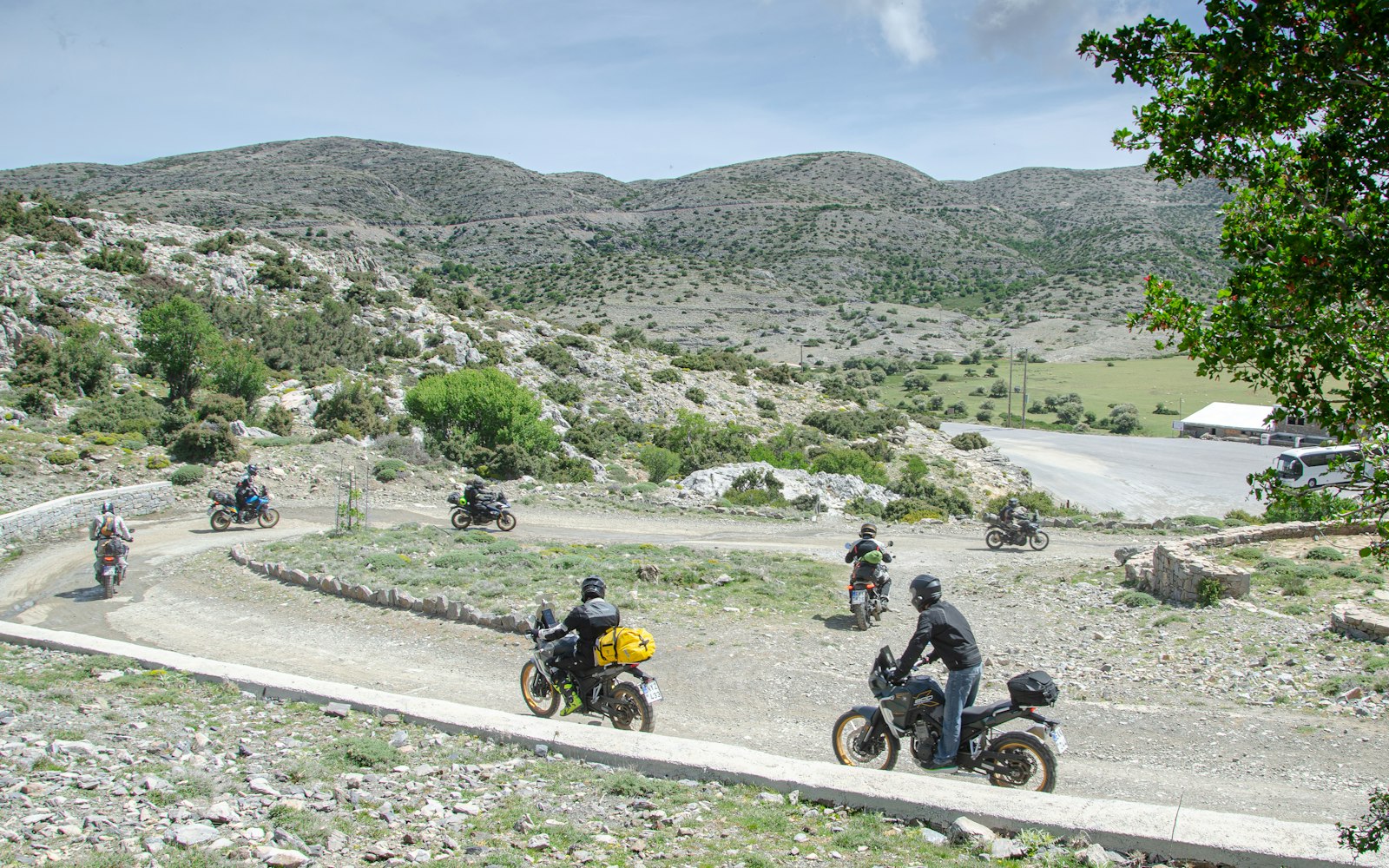 Motards sur une route de montagne en lacets