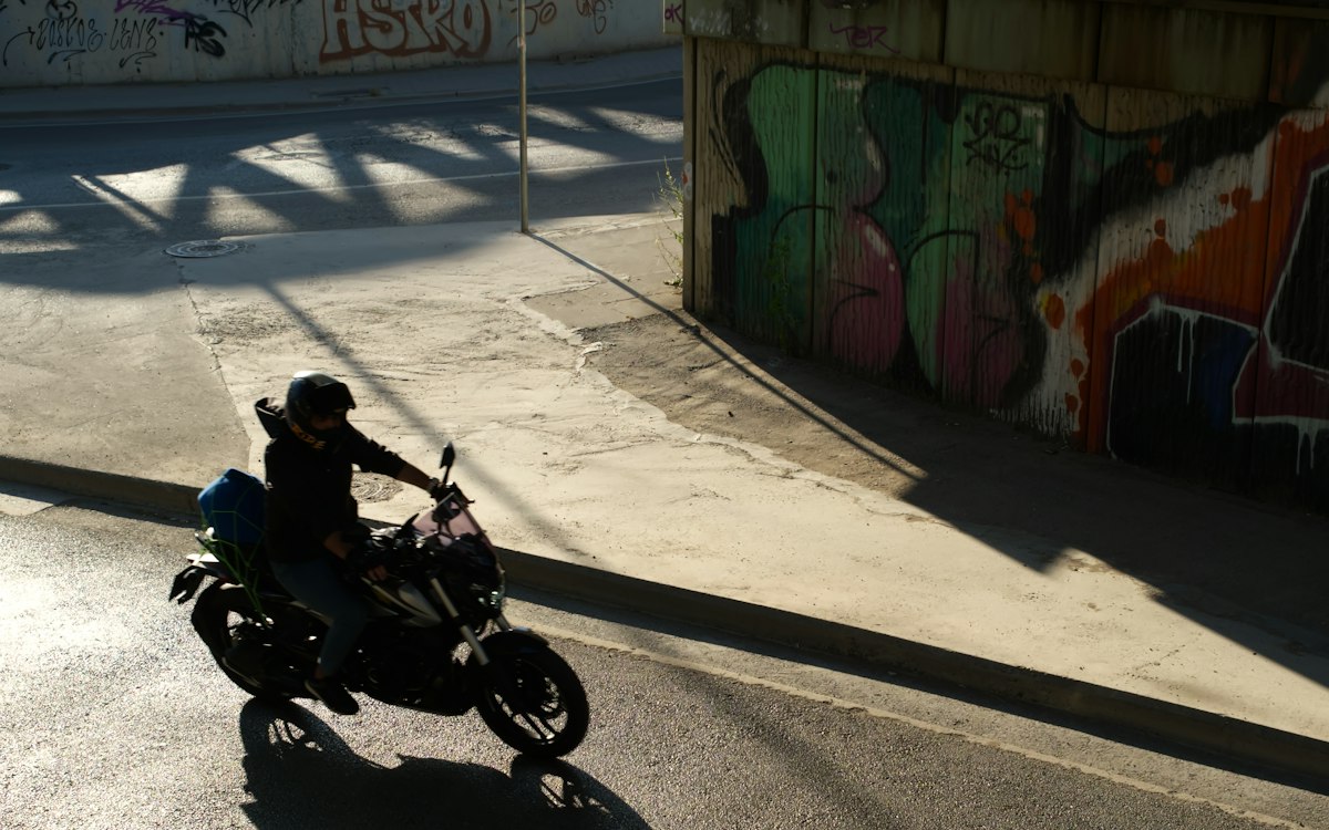 Motard circulant dans les rues de la ville