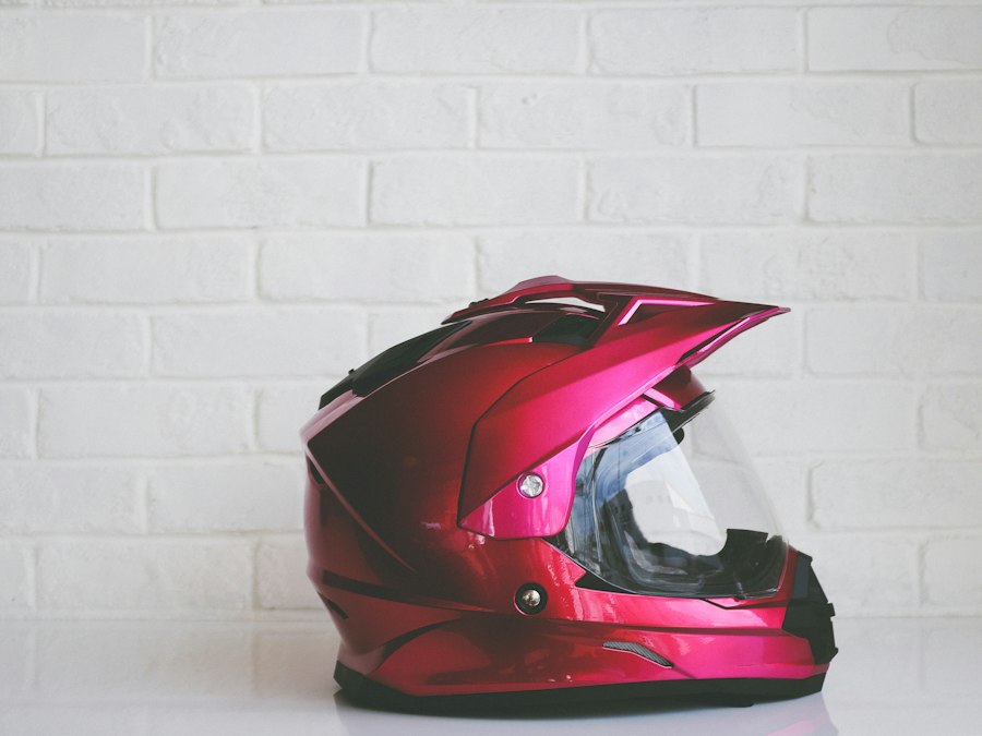 Casque de moto intégral posé devant un mur blanc