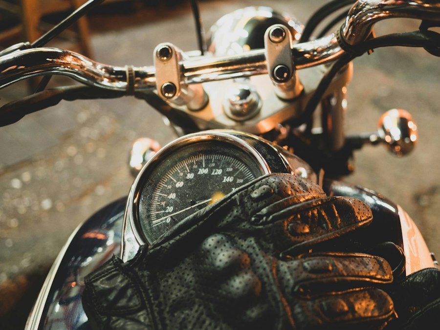 Paire de gants de moto en cuir posée sur une moto